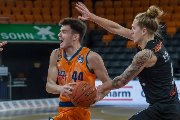 突破后撤步 突破后撤步